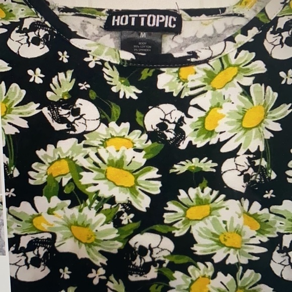 Hot Topic Daisy & Skull Crop Top Size Medium - Picture 2 of 4
